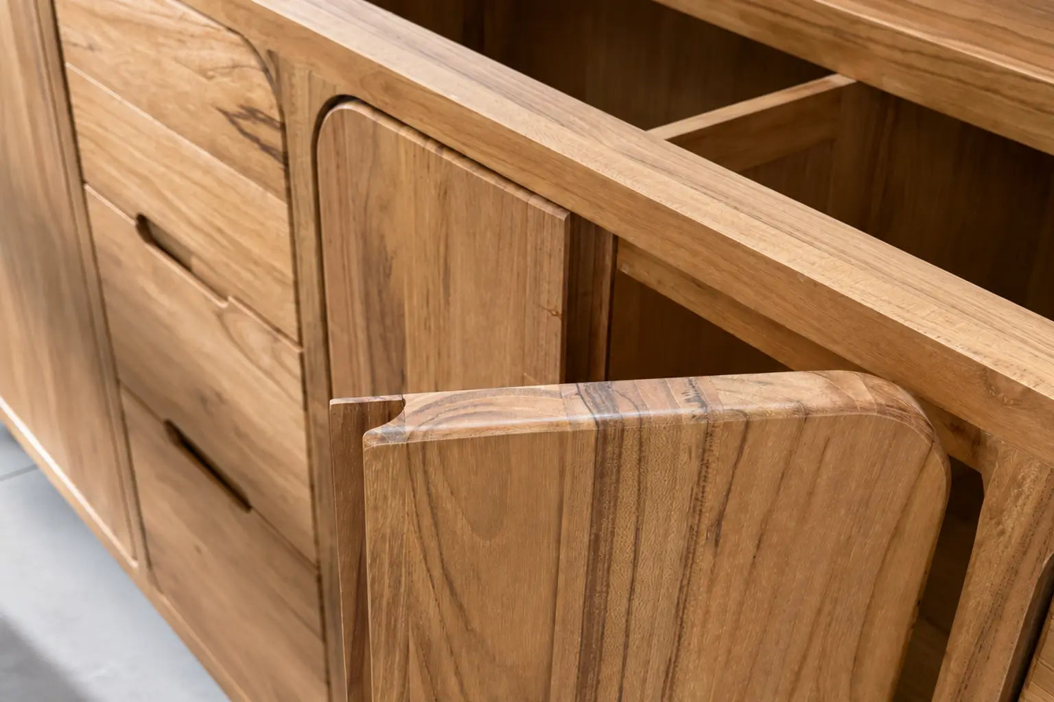 Dovetail Joints & Soft-Close: How to Spot a Quality Bathroom Vanity